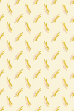 Hafif bir arka planda açık muzlar. Vejetaryen konsepti. Yaratıcı çizim, minimalizm, üst görünüm, düz yatak. Lezzetli ve sağlıklı yemekler..