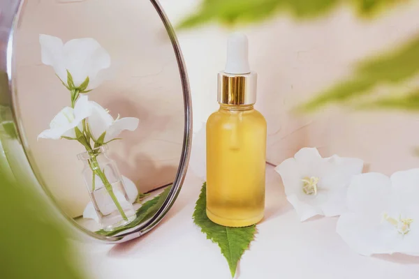 Minyak Bunga Kosmetik Esensial Dalam Botol Kaca Berlawanan Dengan Cermin — Stok Foto