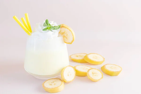 Milkshake Banana Fundo Leve Vidro Transparente Perto Estão Fatias Banana — Fotografia de Stock