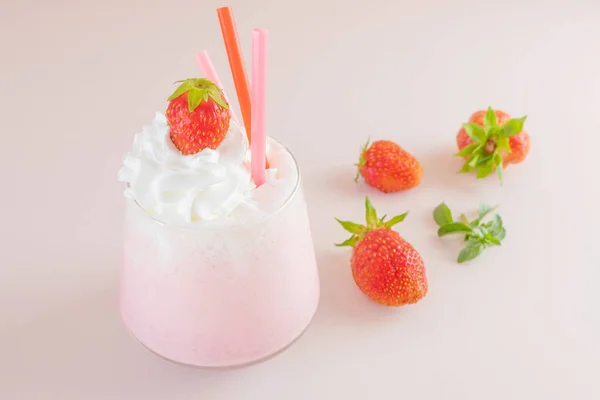 Erdbeer Milchshake Auf Hellem Hintergrund Einem Transparenten Glas Drumherum Erdbeeren — Stockfoto