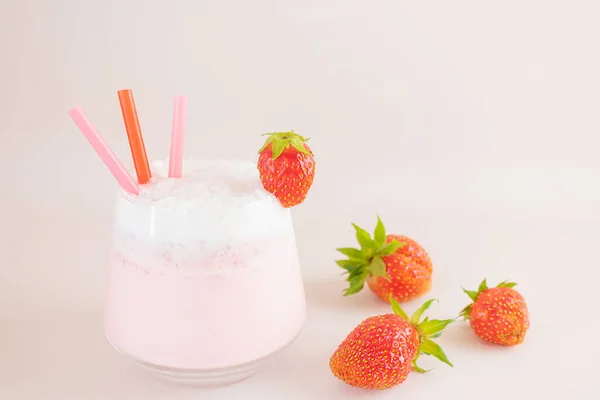 Milkshake Morango Fundo Leve Copo Transparente Volta Morangos Conceito Deliciosas — Fotografia de Stock