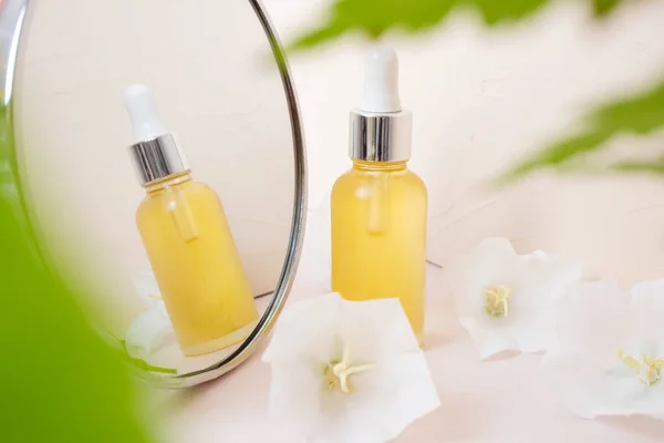 Minyak Bunga Kosmetik Esensial Dalam Botol Kaca Dan Bunga Putih — Stok Foto