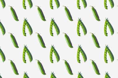 Hafif bir arkaplanda kabuklu bezelye deseni. Sağlıklı vitamin yiyeceği, detay, mahsul, vejetaryenlik kavramı..