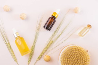 Doğal yağlar, kuru masaj fırçası, tahta masaj topları ve mısır gevrekleri. Eczacılık konsepti. Tarafsız renkler. Düz yerde, üst tarafta. Boşluğu kopyala.