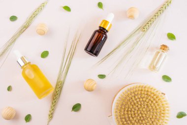 Doğal yağlar, kuru masaj fırçası, tahta masaj topları ve mısır gevrekleri. Eczacılık konsepti. Tarafsız renkler. Düz yerde, üst tarafta. Boşluğu kopyala.