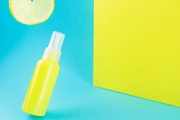 Frasco Cosmético Amarelo Limão Fundo Azul Conceito Elegante Essências Orgânicas — Fotografia de Stock