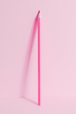 Okula dönelim. Pembe bir kalem pembe bir arka planda durur. Monokrom görüntüsü. Yaratıcı çocuk yaratıcılığı konsepti, çizim.