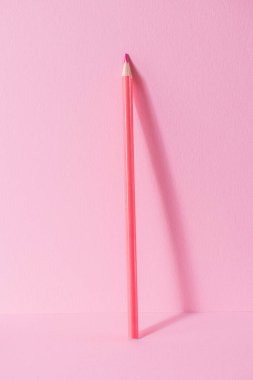 Okula dönelim. Pembe bir kalem pembe bir arka planda durur. Monokrom görüntüsü. Yaratıcı çocuk yaratıcılığı konsepti, çizim.