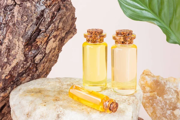 Una Botella Aceite Esencial Natural Sobre Una Piedra Junto Una — Foto de Stock