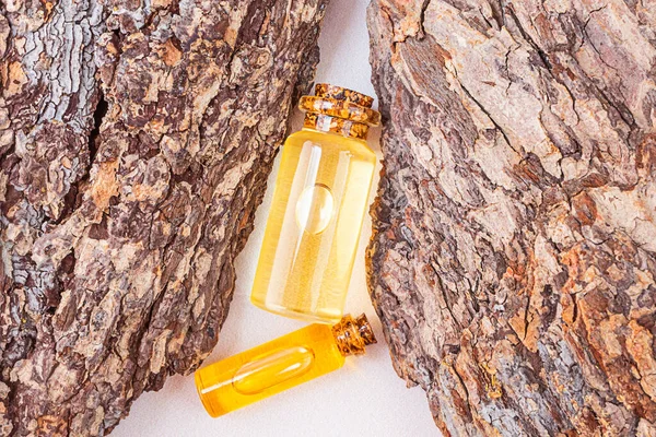 一瓶天然精油躺在树皮上 质地优美 采购产品天然精华的概念 有机化妆品 芳香疗法 平躺在床上 — 图库照片