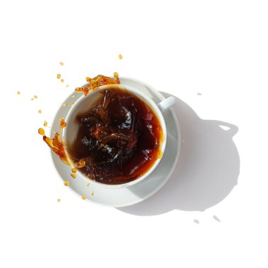 Beyaz bardakta sade kahve, üst manzara. Şeker parçacıkları bardağa atılır, bardaktan fevkalade sıçramalar dökülür. Beyaz arka plan. Uluslararası kahve günü.