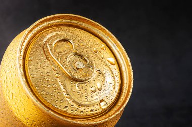 Kapalı teneke kutu, yakın çekim üst görüş. Altın rengi, su damlaları..