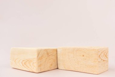Hafif arka planda ahşap desenli kare podyum. Ürün fotoğrafçılığı, organik kozmetik ürünleri, ekolojik ürünler için arka plan. Ürün sunumu için geometrik şekil.