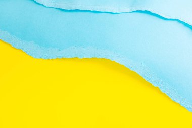 Mavi ve sarı renkli kağıt parçaları sahili taklit ediyor. Kağıt sanatı. Plaj tatili yaratıcı konsepti. Mineralizm, boşluğu kopyala.