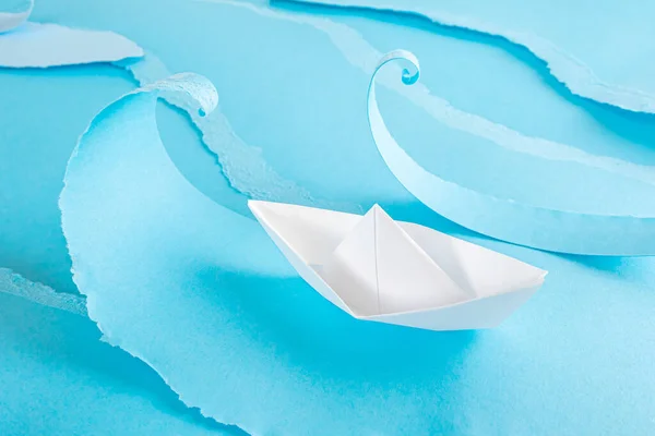 Χαρτί Origami Λευκό Σκάφος Μπλε Κομμάτια Χαρτιού Που Μιμούνται Θάλασσα — Φωτογραφία Αρχείου