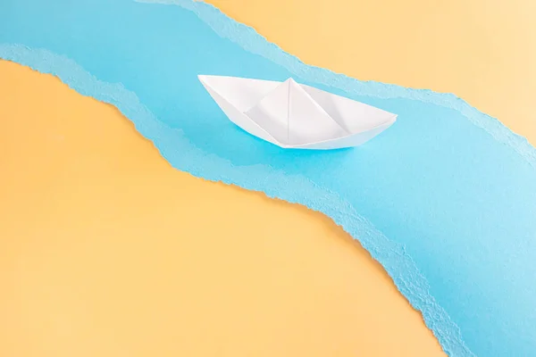 Papel Origami Barco Blanco Sobre Trozos Papel Azul Que Imitan — Foto de Stock