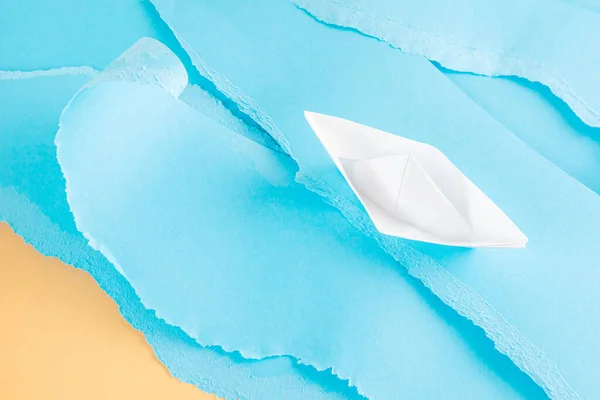 Carta Origami Barca Bianca Pezzi Carta Blu Che Imitano Mare — Foto Stock