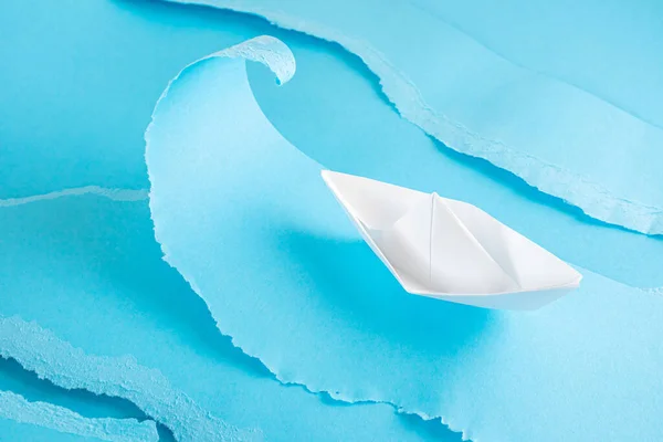 Carta Origami Barca Bianca Pezzi Carta Blu Che Imitano Mare — Foto Stock