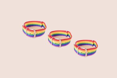 Pastel arka planda Lgbt bileziği, desen. Cinsel hoşgörü kavramı, homofobiyi bırak, eşcinsel ilişkileri kes, homoseksüelliği bırak..