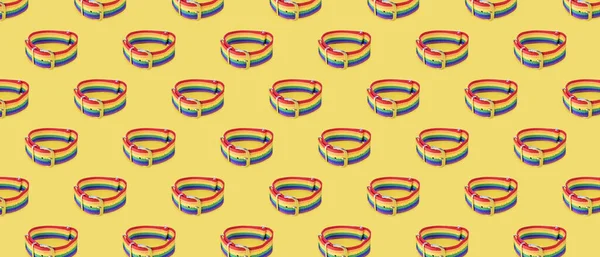 黄色の背景に小さなブレスレット パターン 性的寛容 同性愛嫌悪 同性関係 同性愛の概念 横長の旗 — ストック写真