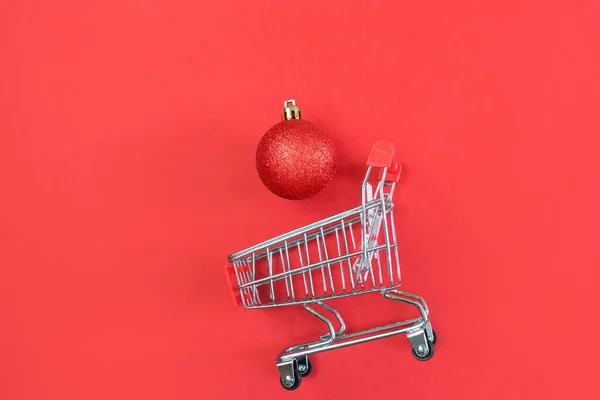 Supermarket Trolley Christmas Balls Red Background Minimalism Copy Space Flat — Stock Photo, Image