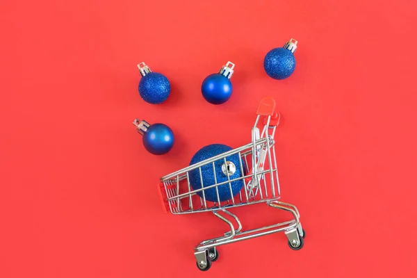 Supermarket Trolley Blue Christmas Balls Red Background Minimalism Copy Space — Stock Photo, Image