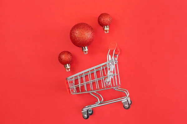 Supermarket Trolley Christmas Balls Red Background Minimalism Copy Space Flat — Stock Photo, Image