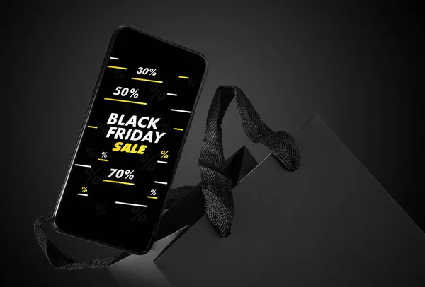 Koncepcja Czarny Piątek Sprzedaż Zakupy Online Czarny Pakiet Smartfon Ciemnym — Zdjęcie stockowe