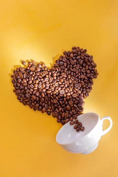 White Cup Yellow Background Coffee Beans Seem Spill Out Cup — Stock Photo, Image