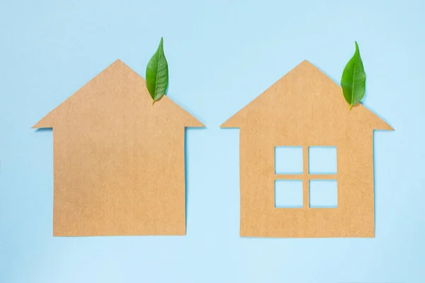 Maisons Papier Artisanal Feuilles Vertes Une Plante Sur Fond Bleu — Photo