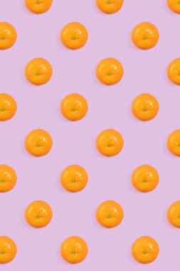 Mor arka planda taze mandalinaların parlak deseni. Citrus, C vitamini, meyve..