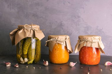 Kavanozda turşu: domates ve kabak ezmesi, salatalık. Mayalanmış gıda kavramı, ev yapımı yiyecekler, kış hazırlıkları.