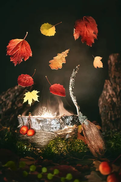 Handgemaakte Berkenbast Lepel Herfst Blaadjes Zweven Boven Kom Stoom Vonken — Stockfoto