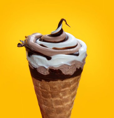 gözleme koni sarı zemin üzerine çikolata kremalı dondurma.