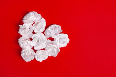 Kırmızı zemin üzerine beyaz kağıt gül. Minimalizm kavramı. Düz ley.