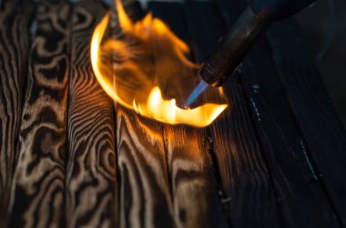 Kömürleşmiş ahşap plakalar ve ateş. Arka plan doku. Alev. Tahta işleme.