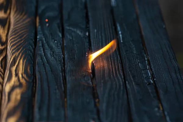 Tavole di legno carbonizzate e fuoco. Sfondo, texture. Per favore. . — Foto Stock