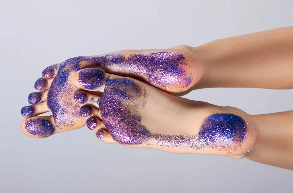 Κοντινό πλάνο γυναικεία πόδια. Μεγάλωσε και καλύπτονται με πολύχρωμες παγιέτες. Ίχνη. — Φωτογραφία Αρχείου