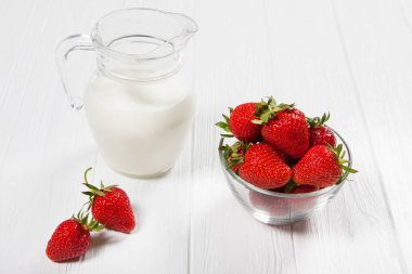 Taze çilek ve süt kabı Beyaz ahşap tablo
