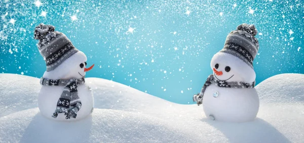 Zwei fröhliche Schneemänner stehen in einer winterlichen Weihnachtslandschaft. — Stockfoto