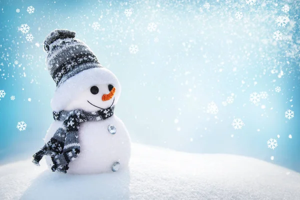 Muñeco de nieve en paisaje invernal — Foto de Stock