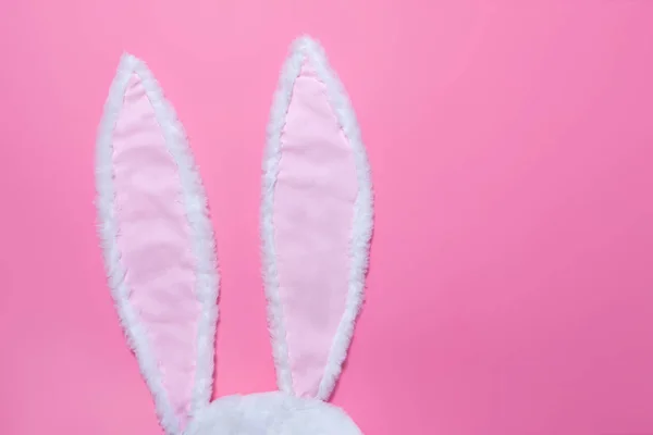 在粉红色的柔和背景上, 用白色皮毛制成的野兔耳朵。复活节的概念 — 图库照片