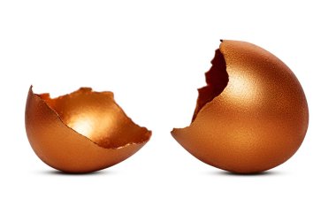 Altın kırık yumurta kabuğu yakın çekim. Makro. Beyaz arka plan