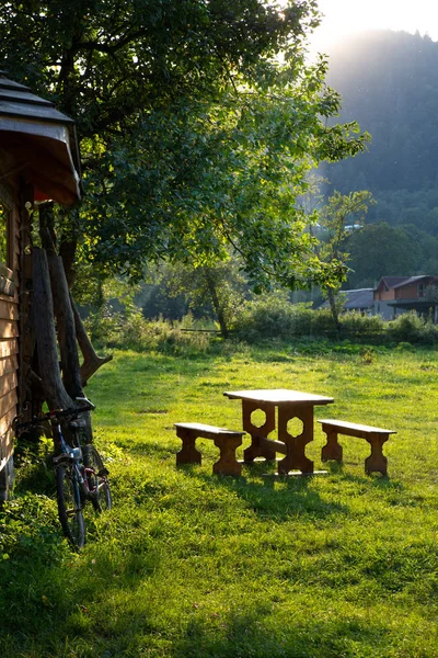 Luogo di riposo con panchine e tavolo nelle montagne dei Carpazi con il sole al tramonto — Foto Stock