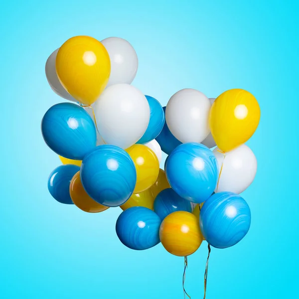 De nombreux ballons colorés isolés sur fond bleu turquoise. Fête d'anniversaire, humeur positive . — Photo