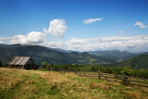 Bellissimo paesaggio montano. Vecchia casa in legno in montagna — Foto Stock