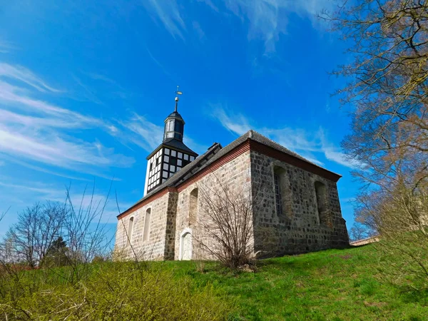 Köyün Üzerindeki Kilise — Stok fotoğraf