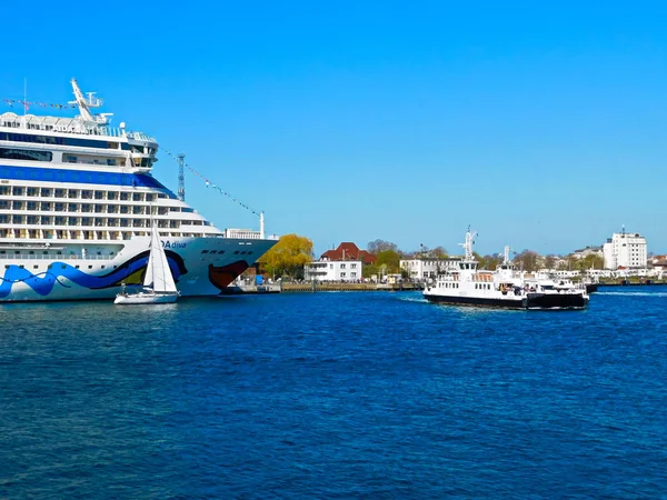 Warnemnde Mecklembourg Poméranie Occidentale Allemagne Avril 2019 Trafic Maritime Dans — Photo