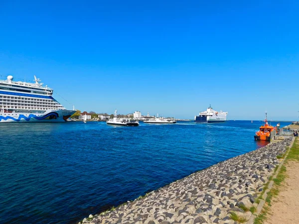 Warnemnde Mecklemburgo Vorpommern Alemania Abril 2019 Tráfico Buques Nueva Corriente — Foto de Stock