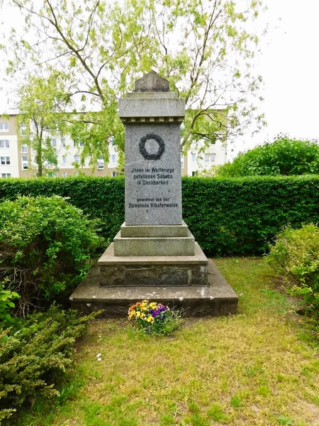Savaş Anıtı Dünya Savaşı Nda Klosterwalde Topluluğunun Minnettarlığıyla Ölen Oğullarına — Stok fotoğraf